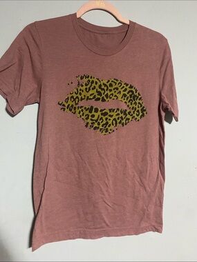 Leopard Kiss Graphic Tee - Mauve with Olive Print